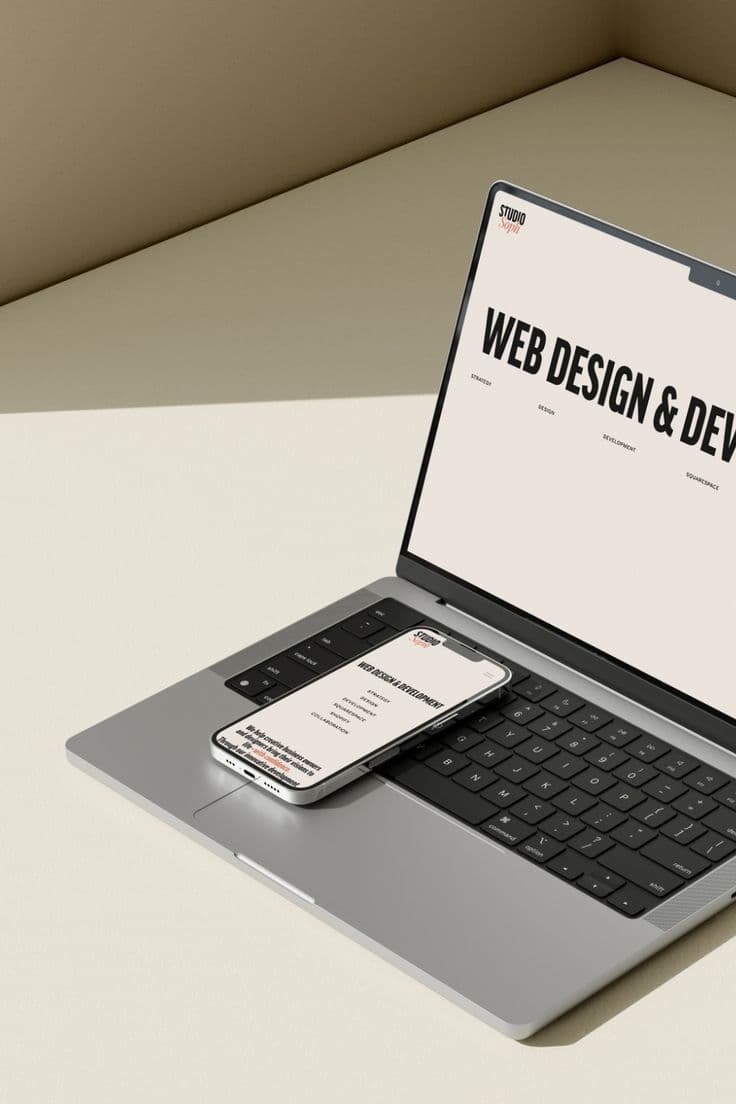 Laptop mostrando una web